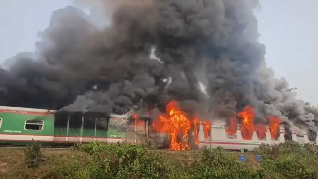 সীতাকুণ্ডে চট্টলা এক্সপ্রেসে আগুন