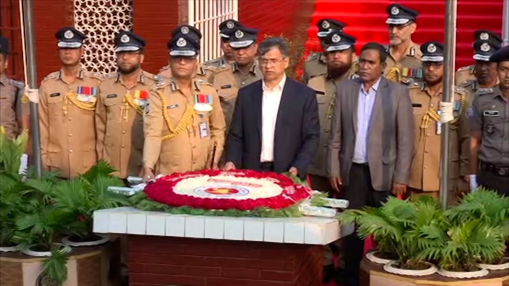 রাজারবাগে পুলিশ স্মৃতিসৌধে স্বরাষ্ট্রমন্ত্রীর শ্রদ্ধা